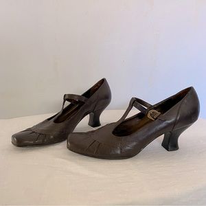Naturalizer Women’s Mary Jane Heels. Size 8N.  Brown.